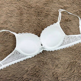 Elegantní push-up podprsenka z krajky s dvojitými ramínky