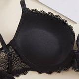 Elegantní push-up podprsenka z krajky s dvojitými ramínky